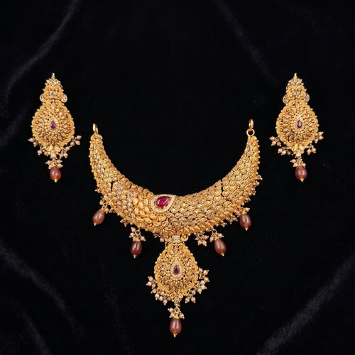 Antique Gold Textured Collar Bridal Set with Ruby Accent